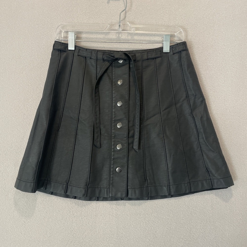 Free People Pleated Lined Snap Front Faux Leather Skirt Women's Sz 10 EUC w/belt